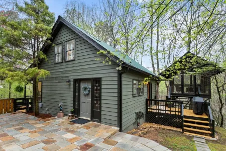 Cozy, creekside cottage in beautiful Dawsonville
