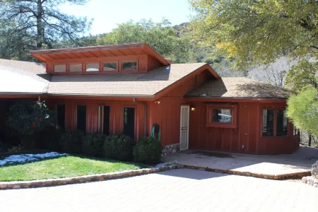 Stunning Creekside Views 3 Bed, 2 Bath, Private Retreat Отели рядом с достопримечательностью «Парк штата Слайд Рок»