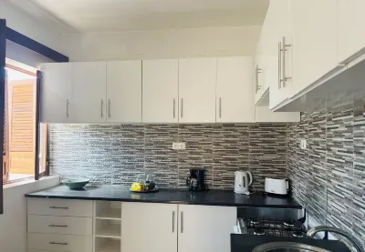 Charming 2-bedroom apartment with WiFi, AC in lovely Tarrafal โรงแรมใน