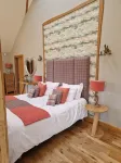 Luxury, secluded, Adult only Treehouse with hot tub, woodburner & stunning views Hotel a