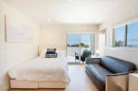 NEW!!! Ocean View Malibu Modern Home w/ Mini Golf & Spa