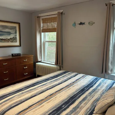 Main Street Retreat 4-bedroom w Hot Tub, Walk to Beach, Harbor & Restaurants