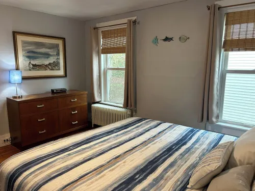 Main Street Retreat 4-bedroom w Hot Tub, Walk to Beach, Harbor & Restaurants