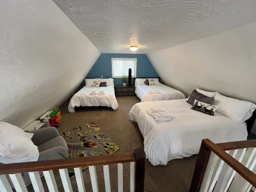 2 King Beds, Family-Friendly- Fenced, Pets OK, Loft, Fire Pit, Coffee Bar & WIFI