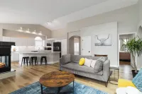 Charming Castle Rock 3BR 3BTH Ranch Style House Ideal for Longer Stays.