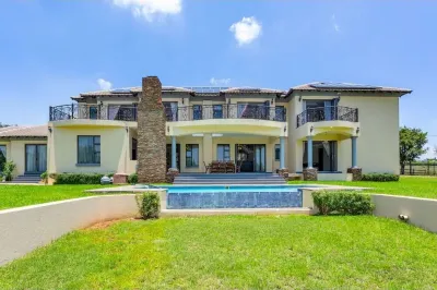 Spacious 7-bedroom villa with AC, WiFi in welcoming Midrand Hotels near Dainfern