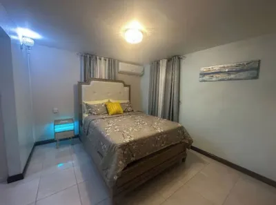 Relax by the pool with the sounds of waves and enjoy   ocean and mountains views Các khách sạn ở 