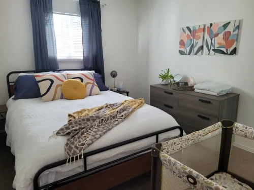 Charming Picton Bungalow! Dog friendly! Walk to the Millenium Trail and Main St! Hotels in Picton