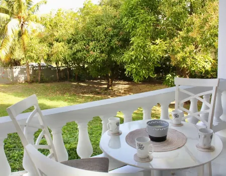 Serene Getaway-Charming 2-BR apartment with AC, WIFI in delightful Montego Bay
