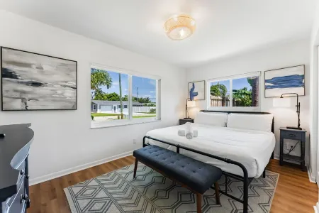 Magnificent Tropical House w/ Heated Pool near the Beach- Gorgeous Backyard- 3/2