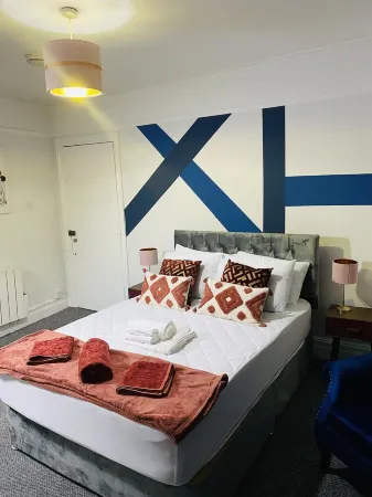 Medway studio opposite Chatham station Отели рядом с достопримечательностью «The Dockyard Railway»