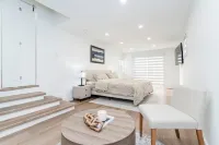 The Georgian Bay Cottage - Hot Tub + Sauna + Fire-pit + More! Hotels in Tay