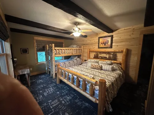 High End Luxury with Rustic Woodsy Charm 4-bedroom cabin next to Terry Peak Lead