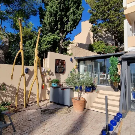 Facing the port, lovely studio on raised ground floor with large terrace, panoramic view