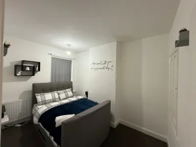 Cozy home with WiFi, Table Tennis &Snooker in West Bromwich - 3 bedrooms Hotels near Funky Monkeys West Bromwich