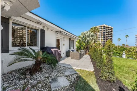 Luxury 3 Bedroom Private Home Walk to Beach