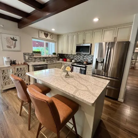 6 bd, 3 bath, Sleep 14+, AC, Very Clean, Luxury, spacious, WiFi, NO Pets