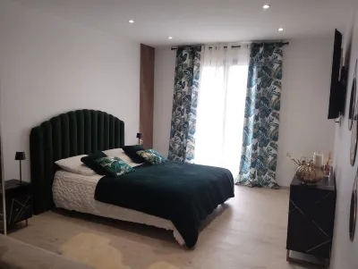 Spacious, bright studio with terrace in a quiet residence 뀨헤 가든 주변 호텔