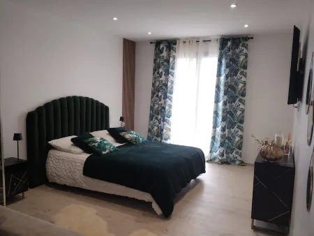 Spacious, bright studio with terrace in a quiet residence Отели в г. Шарли