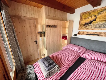 Cozy chalet in the Swiss Alps with Heidi bed. Pet friendly! Отели рядом с достопримечательностью «Хинтер Хёи»