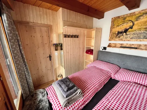 Cozy chalet in the Swiss Alps with Heidi bed. Pet friendly! Hotels in Amden