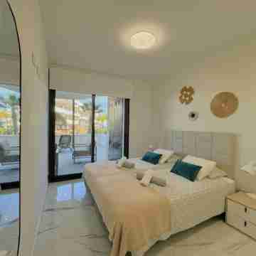 5 minutes from the beach! Luxury apartment, spacious terrace and right by pool! Rooms