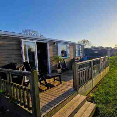 Zeeland Chaletje in Oostkapelle on a family-friendly park Hotel Exterior