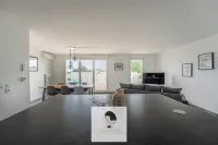 Spacious 4-bedroom with terrace and air-conditioned parking in Lattes Hotel a Lattes