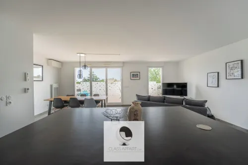 Spacious 4-bedroom with terrace and air-conditioned parking in Lattes Hotels in Lattes