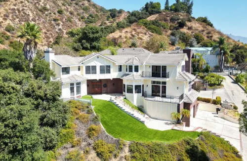 Luxe 4-bedroom Sierra Madre Hilltop Escape Hotels in Sierra Madre