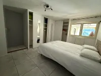 Type 2 apartment in the heart of the Provencal countryside with swimming pool and parking lot Hotels in Auriol