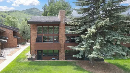 Modern 2B/2B Condo in Prime Eagle-Vail Location; golf course, pool, tennis! Отели в г. Игл-Вейл