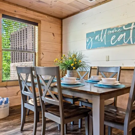 Great Location Close to Dollywood & the Island  with Hot Tub & Kids Closet