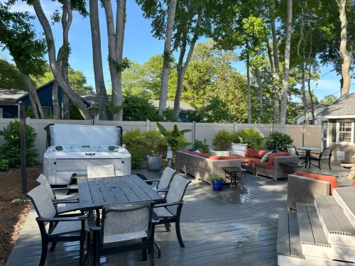NEW! Charming Cottage, Pet friendly, Hot tub, Dock & Pool Access-2 mi to Beach - Pools