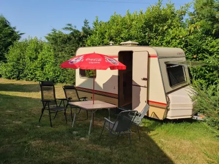Vintage 4-seater caravan for adventure departing from Brittany! Отели рядом с достопримечательностью «Glaz Arena»