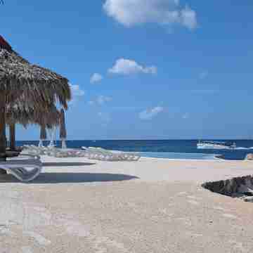 Sunset Paradise: Apt with Ocean and Pool access Fitness & Recreational Facilities