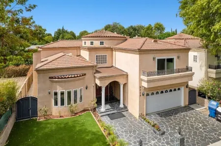 GORGEOUS VILLA IN SHERMAN OAKS PRIVATE LOCATION Отели в г. Шерман-Окс