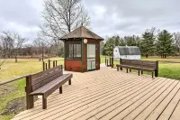 5-Acre Vacation Home w/ Woods & Hiking Ground - 3 estrellas