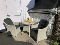 Beautiful 1 bed cottage with courtyard garden a stones throw from the river Hotels in Newton and Noss