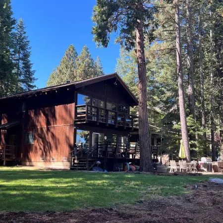 Vintage 4-bedroom cabin in Lake Almanor West with WiFi