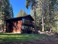 Vintage 4-bedroom cabin in Lake Almanor West with WiFi
