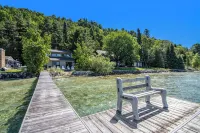 Beautiful Beachfront Home on Crystal Lake Hotel a Lake Township