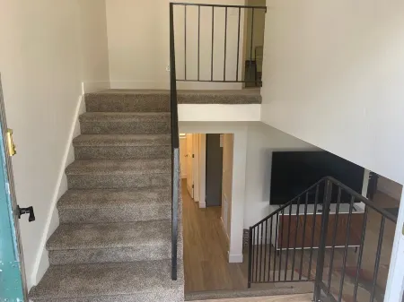 3-bedroom residential duplex with carport. Отели в г. Милкрик