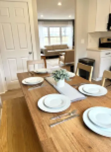 Cozy Modern Farmhouse Prime Lakeview Location