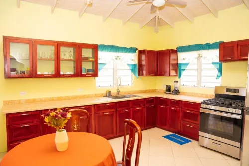 Charming 4-bedroom villa with WiFi and AC in St Georges, Fitches Creek, Antigua Hotels in Osbourn