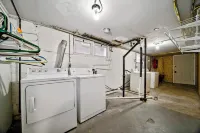 HUGE 6-bed 4-bath house in Erie - perfect for large groups or families