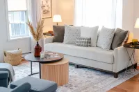 Century Home centrally located in Prince Edward County (located in Bloomfield) Hotels in Bloomfield