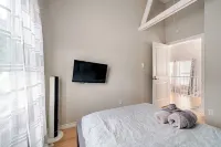 Juniper Cottage 2Br Guesthouse with Balcony Near Downtown Houston