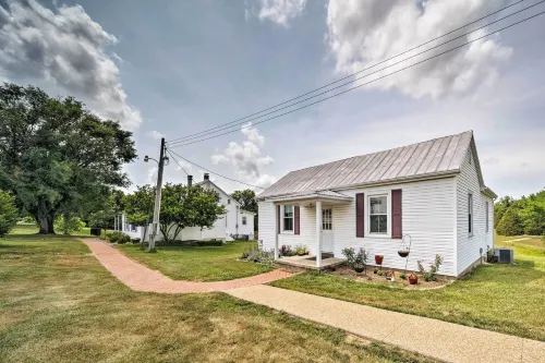 Cozy Missouri Retreat w/ Pool, Pond & Fire Pit! - Condos