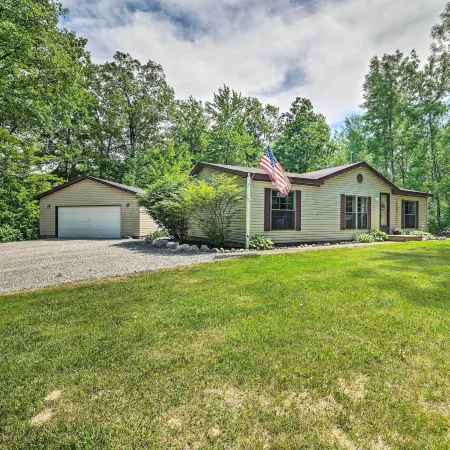 Cozy Hale Home Between Long & Loon Lakes!